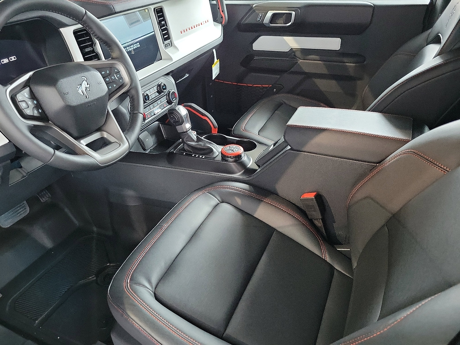 2025 Ford Bronco First Edition photo 3
