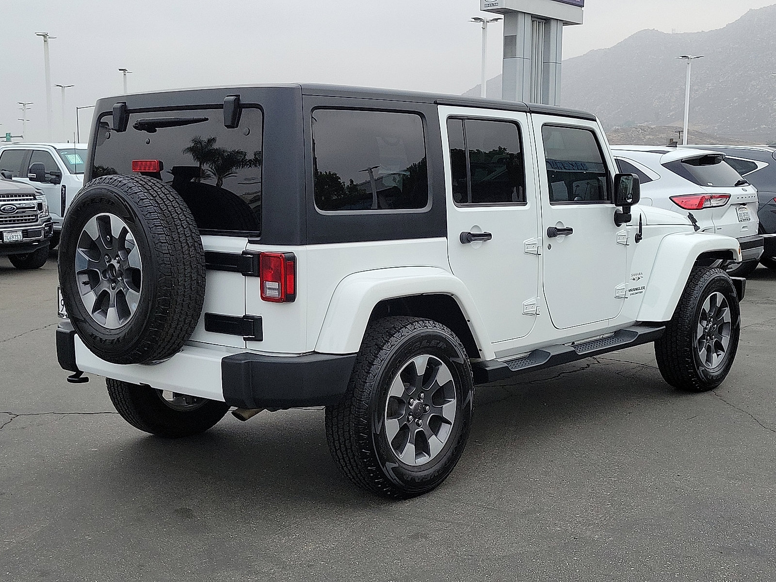 2016 Jeep Wrangler Sahara photo 2