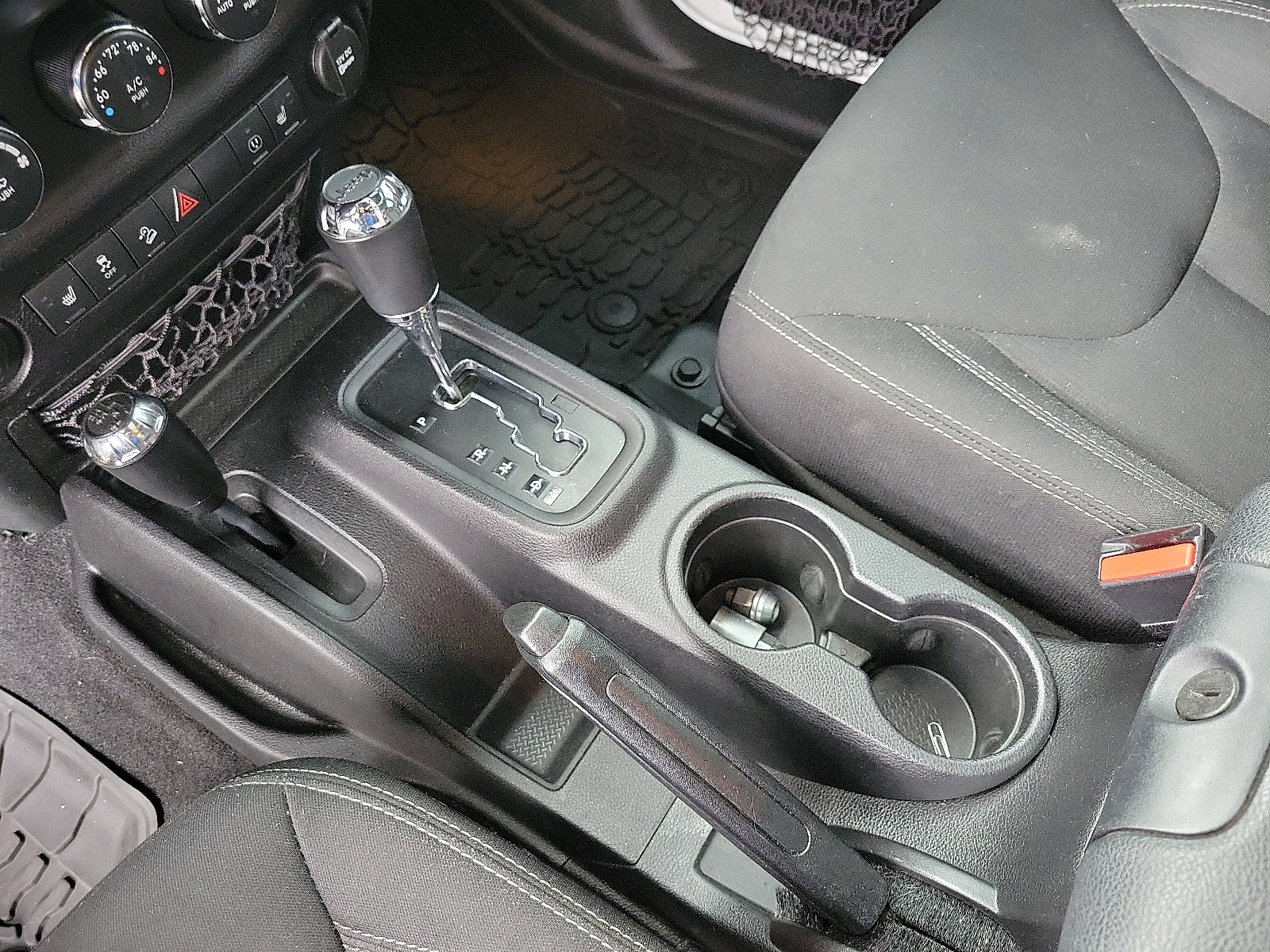 2016 Jeep Wrangler Sahara photo 6