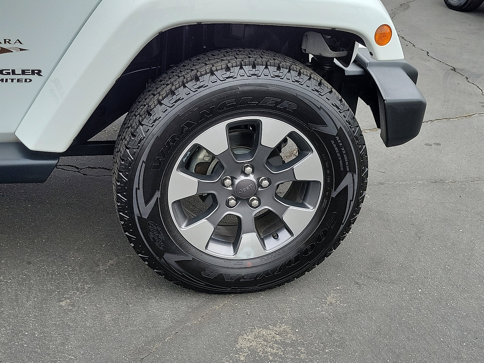 2016 Jeep Wrangler Sahara photo 11