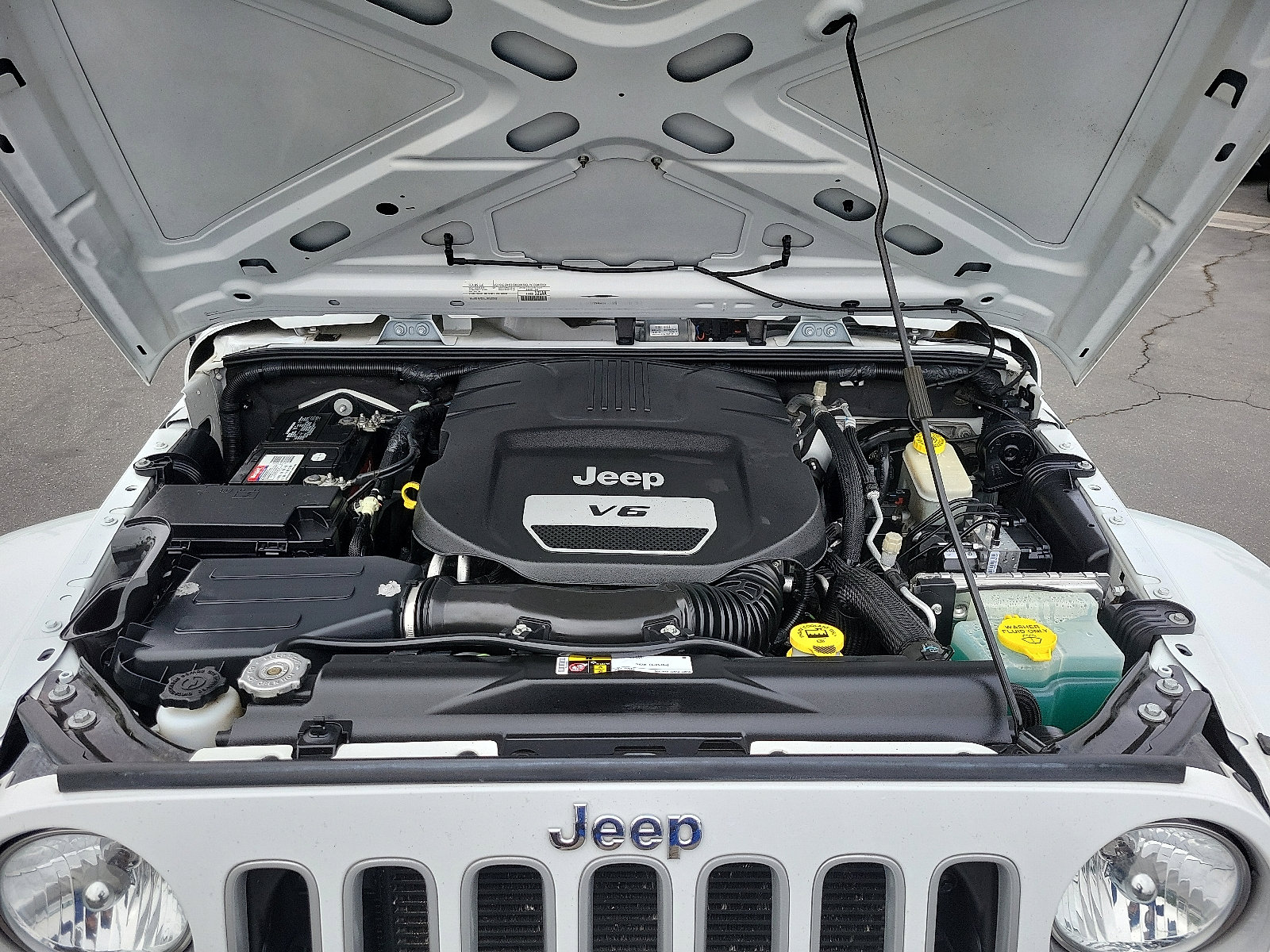 2016 Jeep Wrangler Sahara photo 13