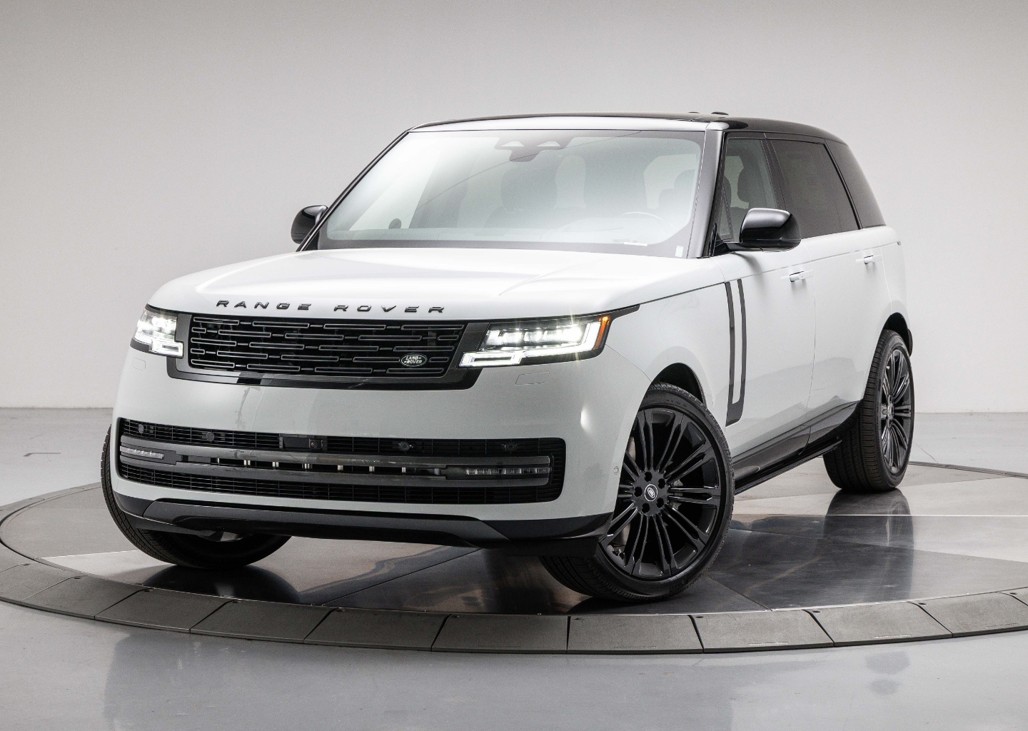 2025 Land Rover Range Rover SE's photo