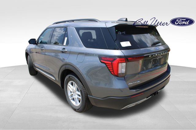 2025 Ford Explorer photo 2