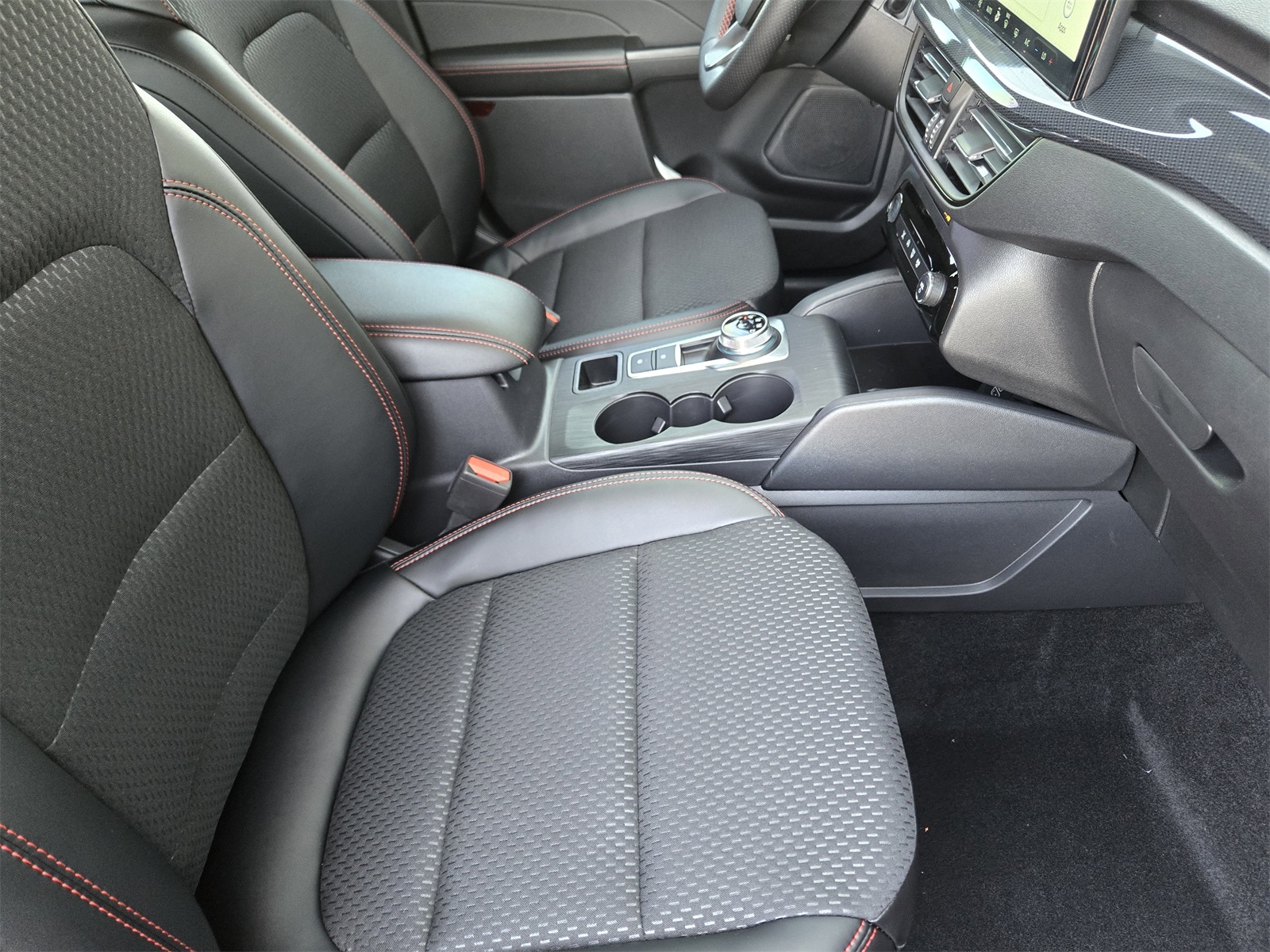 2025 Ford Escape ST-Line photo 7