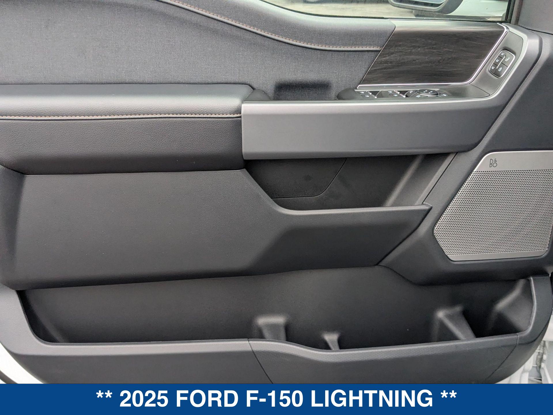 2025 Ford F-150 Lightning Lariat photo 13