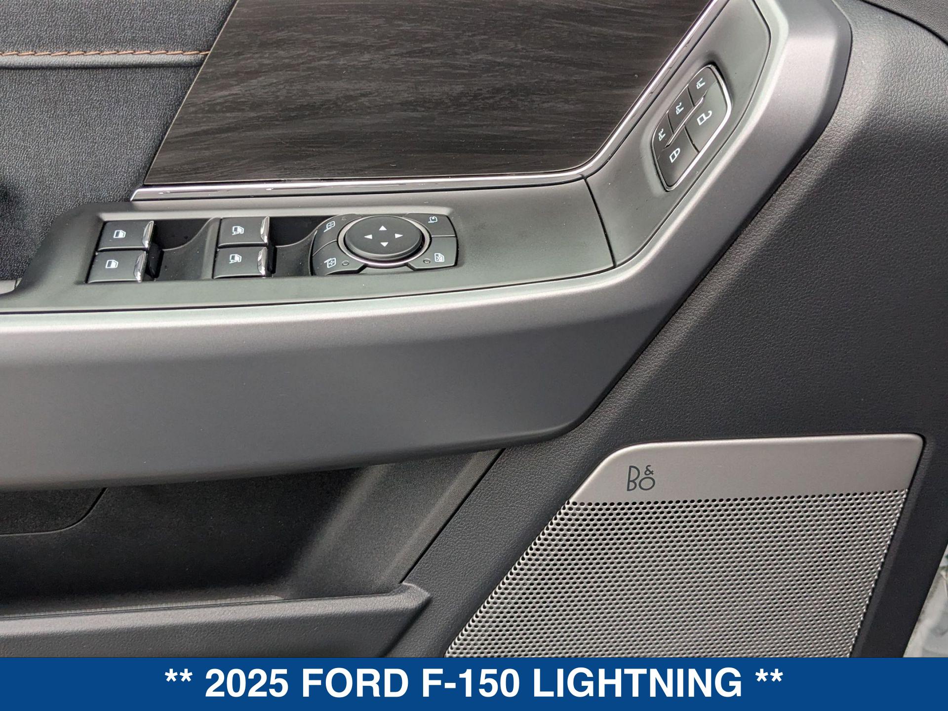 2025 Ford F-150 Lightning Lariat photo 14