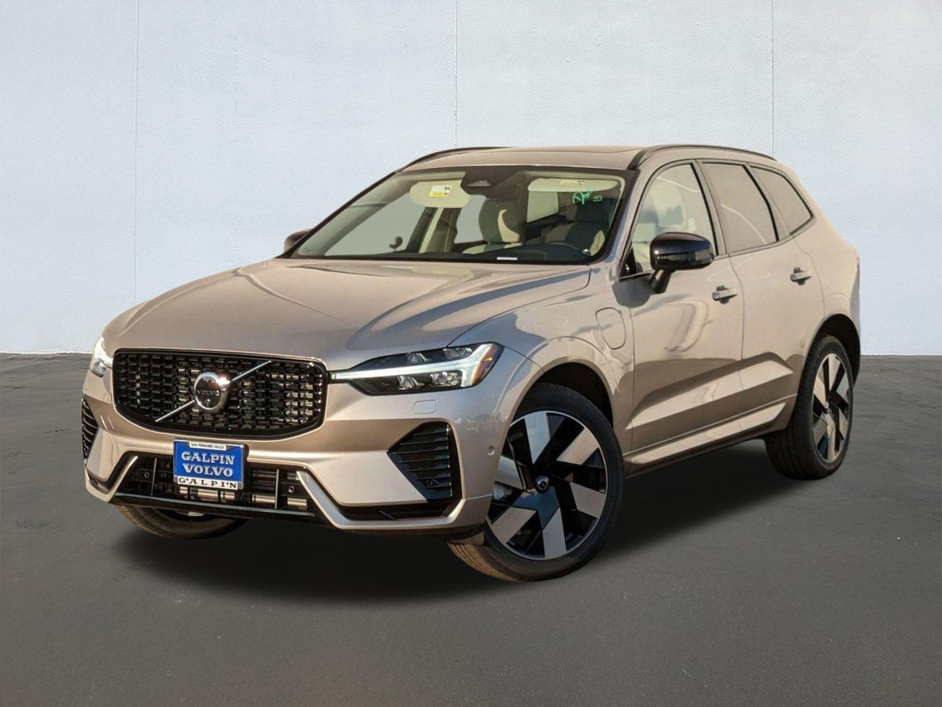 2025 Volvo XC60 Plus photo 3