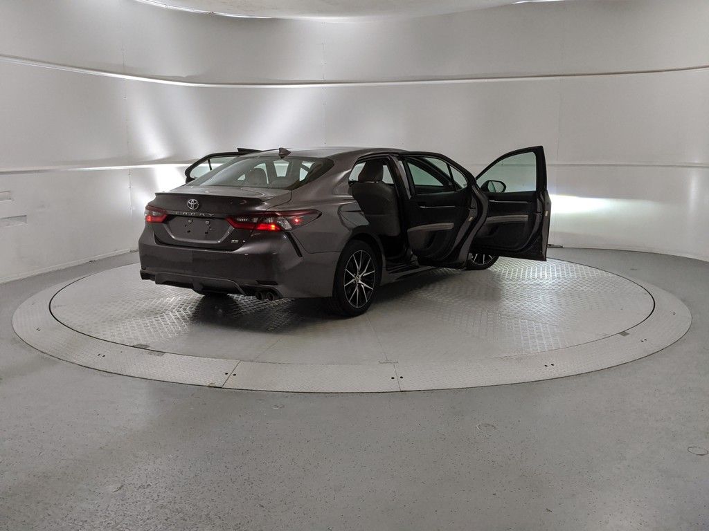 2022 Toyota Camry SE photo 2