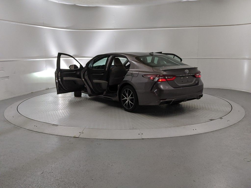 2022 Toyota Camry SE photo 3
