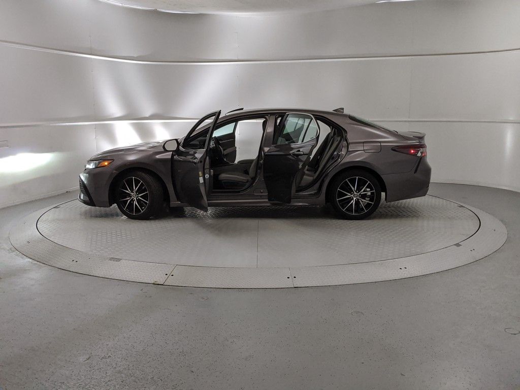 2022 Toyota Camry SE photo 4