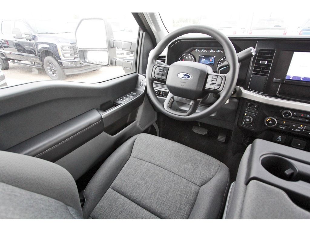 2025 Ford F-250 photo 2