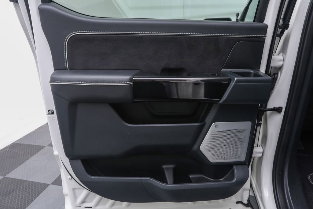 2025 Ford F-150 Lightning Platinum photo 14