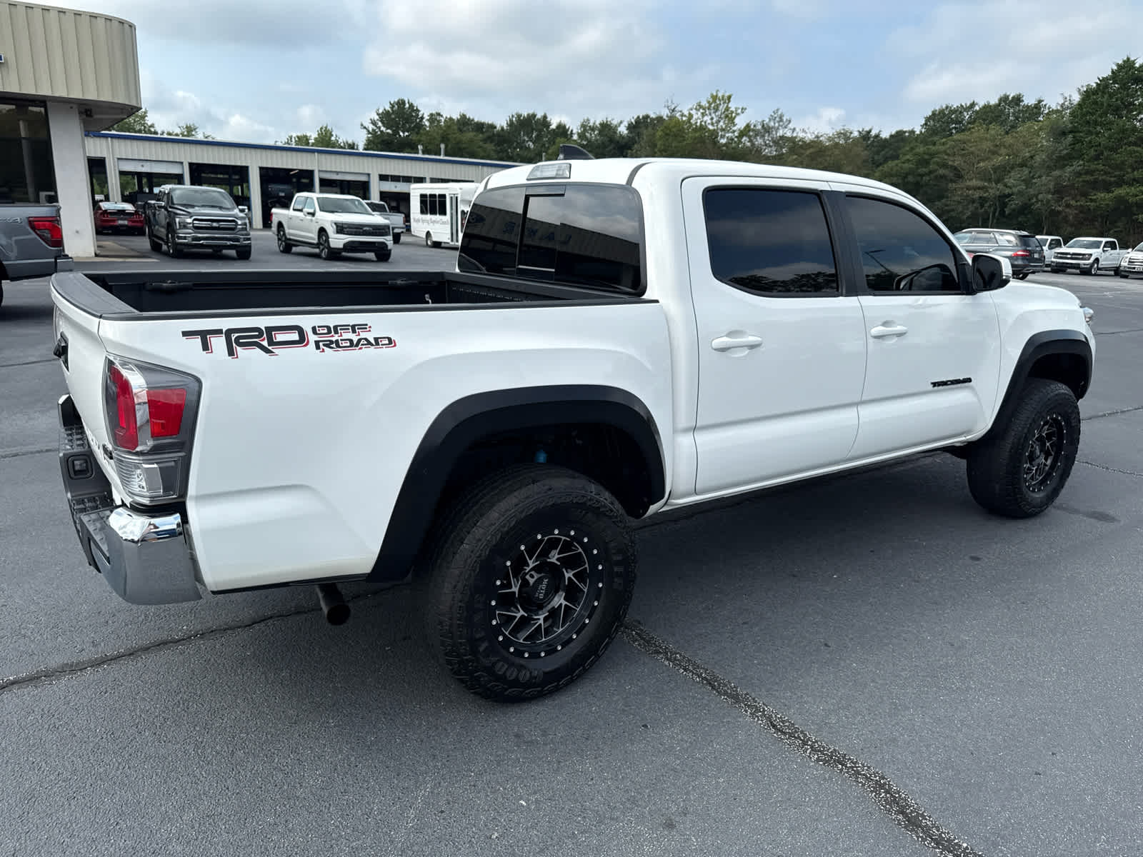 2023 Toyota Tacoma TRD Off-Road V6 photo 2
