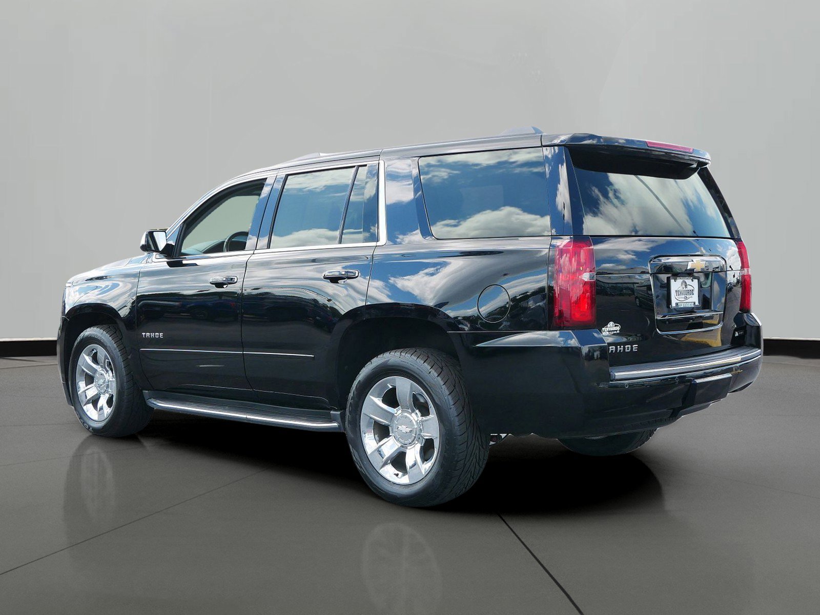 Used 2018 Chevrolet Tahoe Premier with VIN 1GNSKCKC0JR182783 for sale in St. Cloud, Minnesota