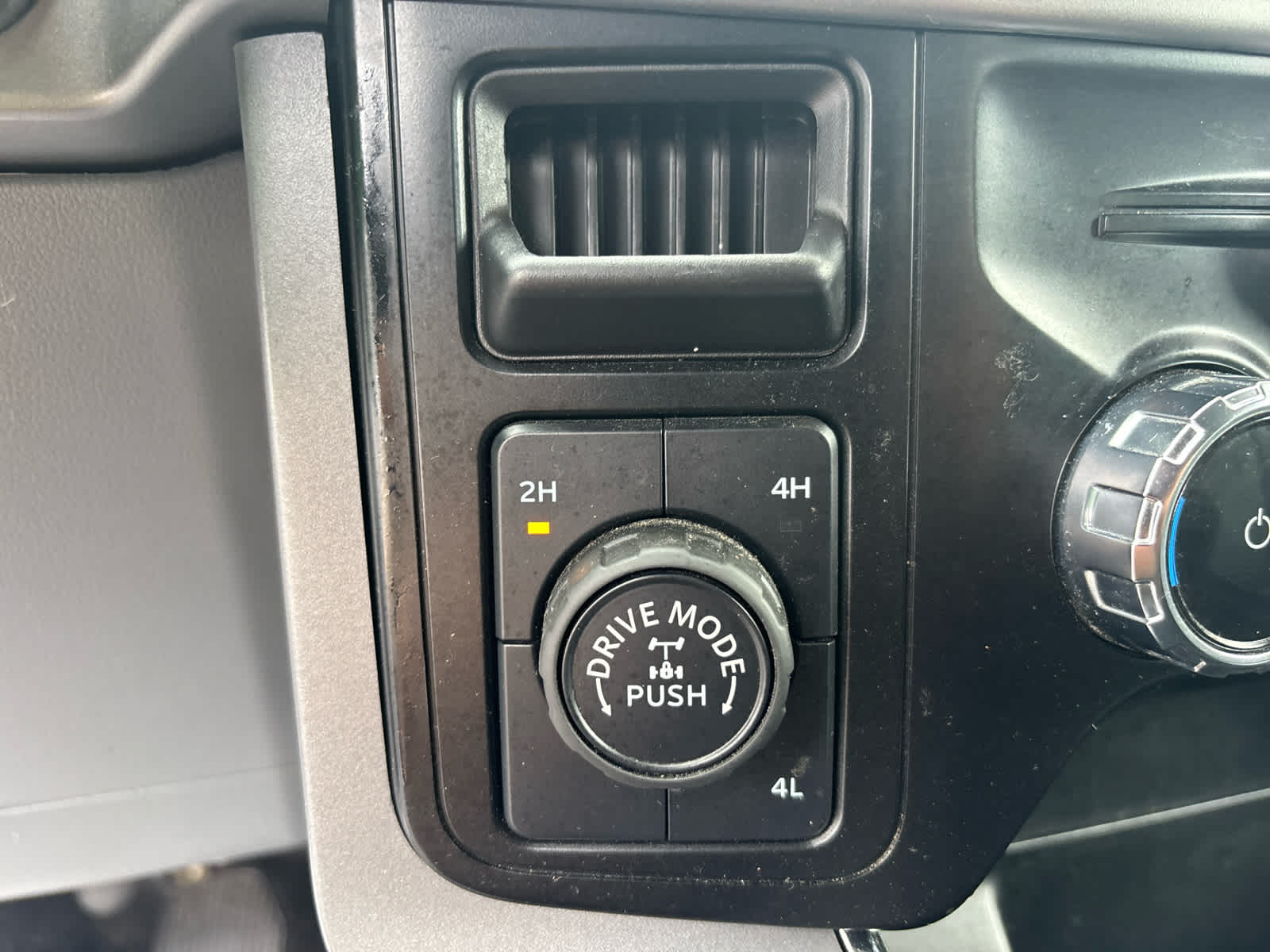 2024 Ford F-150 XLT photo 8