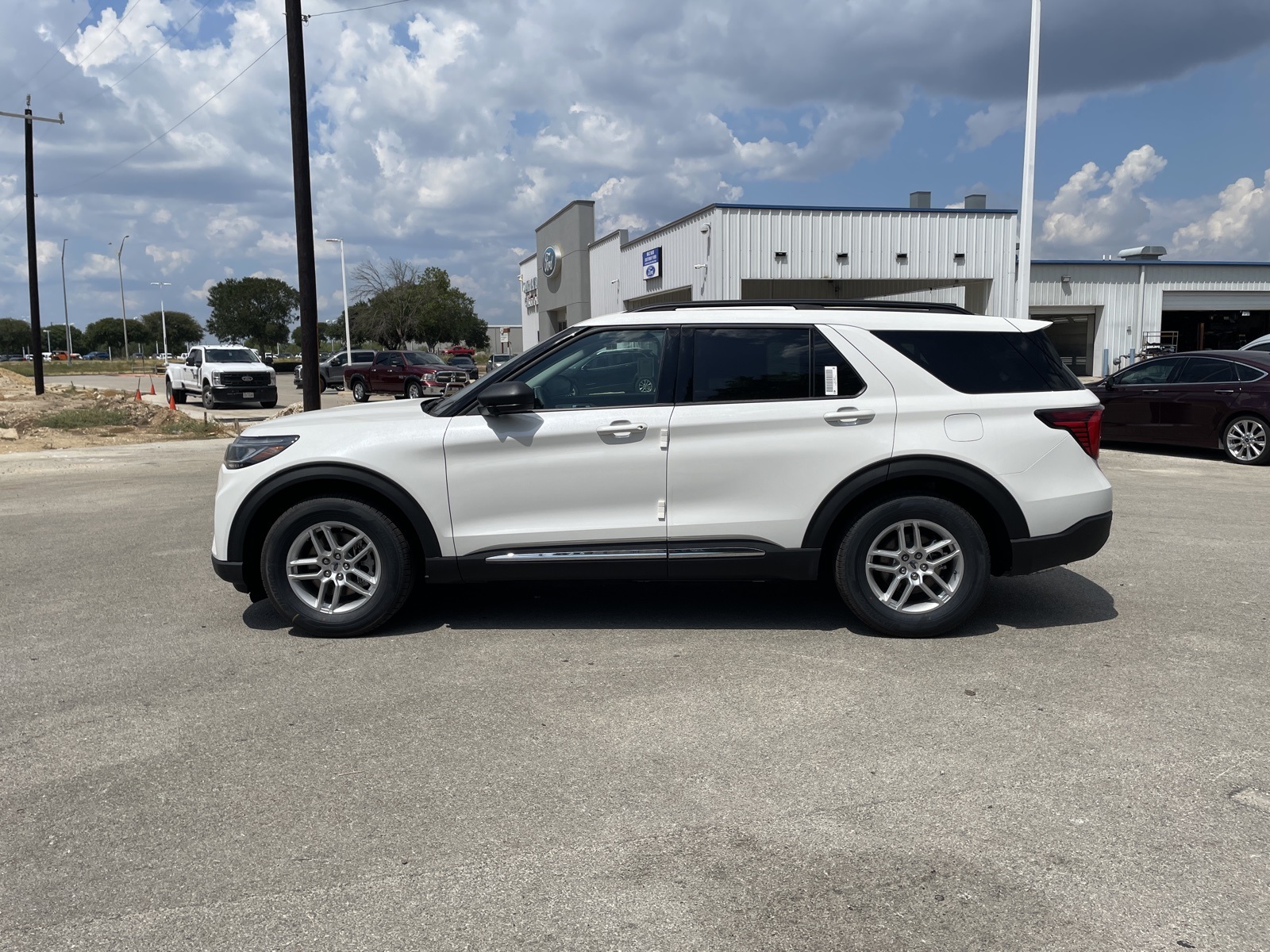 2025 Ford Explorer photo 2