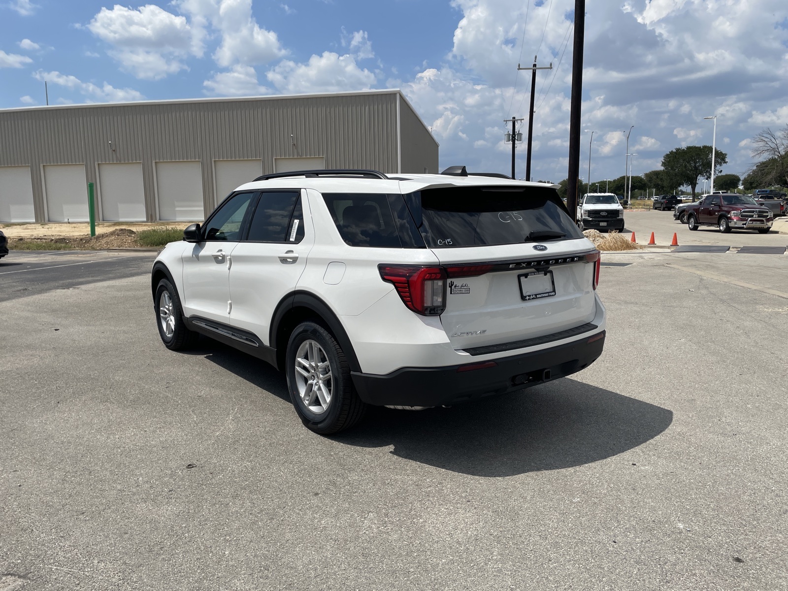 2025 Ford Explorer photo 3