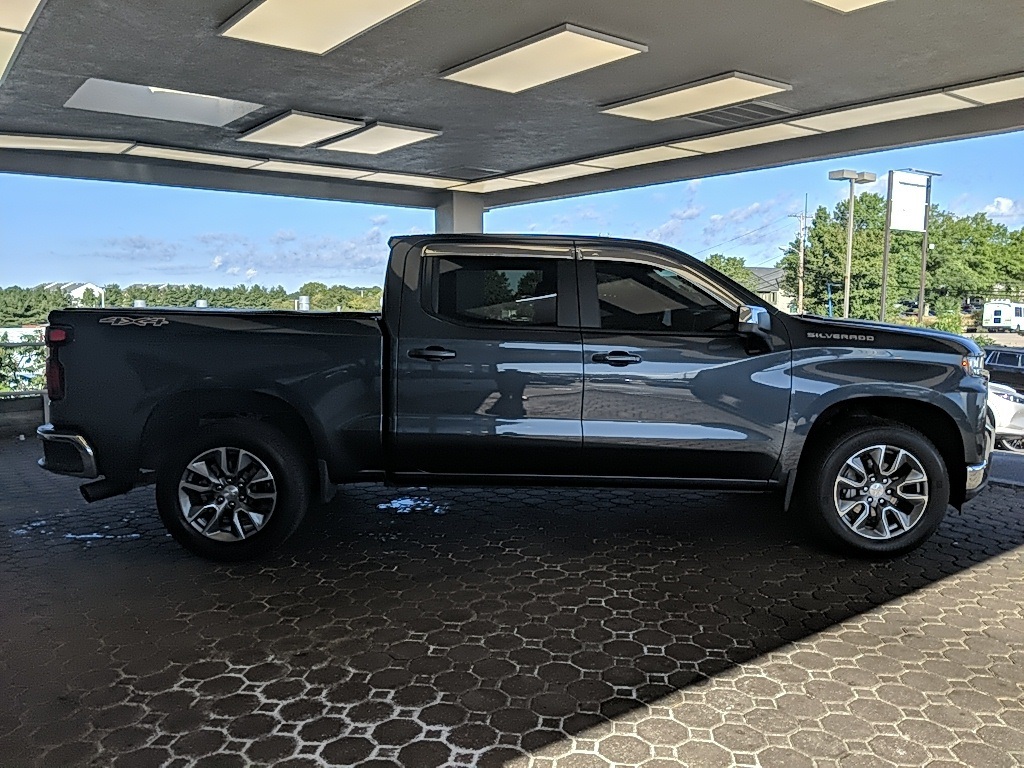 2022 Chevrolet Silverado 1500 LT photo 3