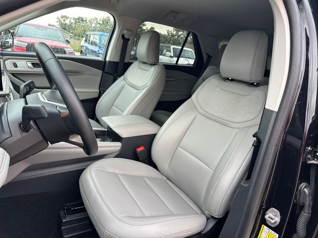 2025 Ford Explorer photo 9