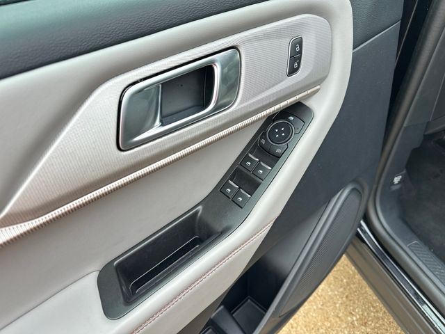 2025 Ford Explorer photo 11