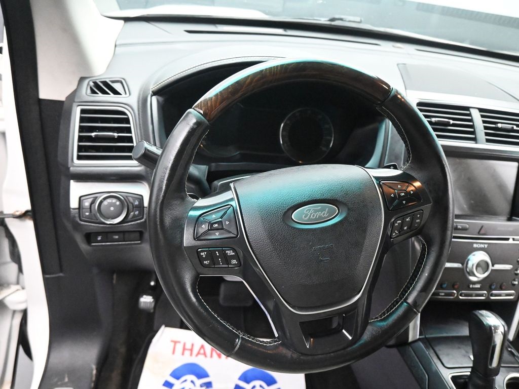 2017 Ford Explorer Platinum photo 2
