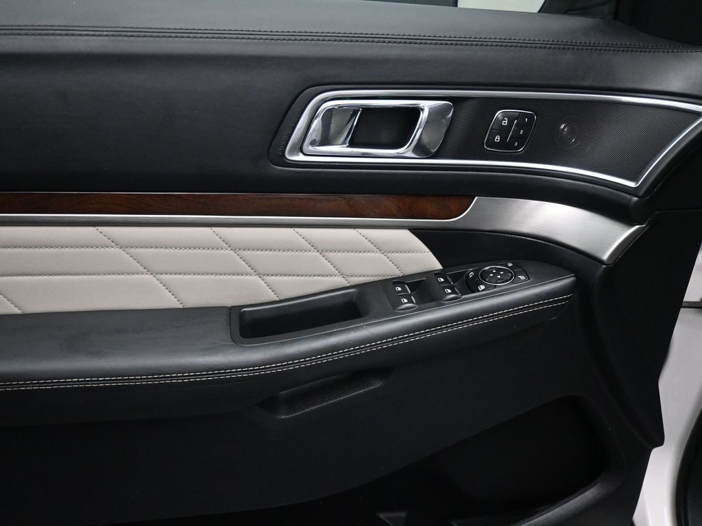2017 Ford Explorer Platinum photo 8