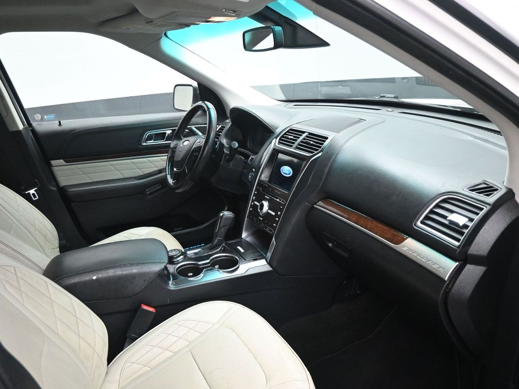 2017 Ford Explorer Platinum photo 13