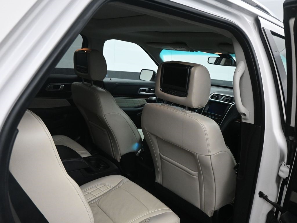 2017 Ford Explorer Platinum photo 16