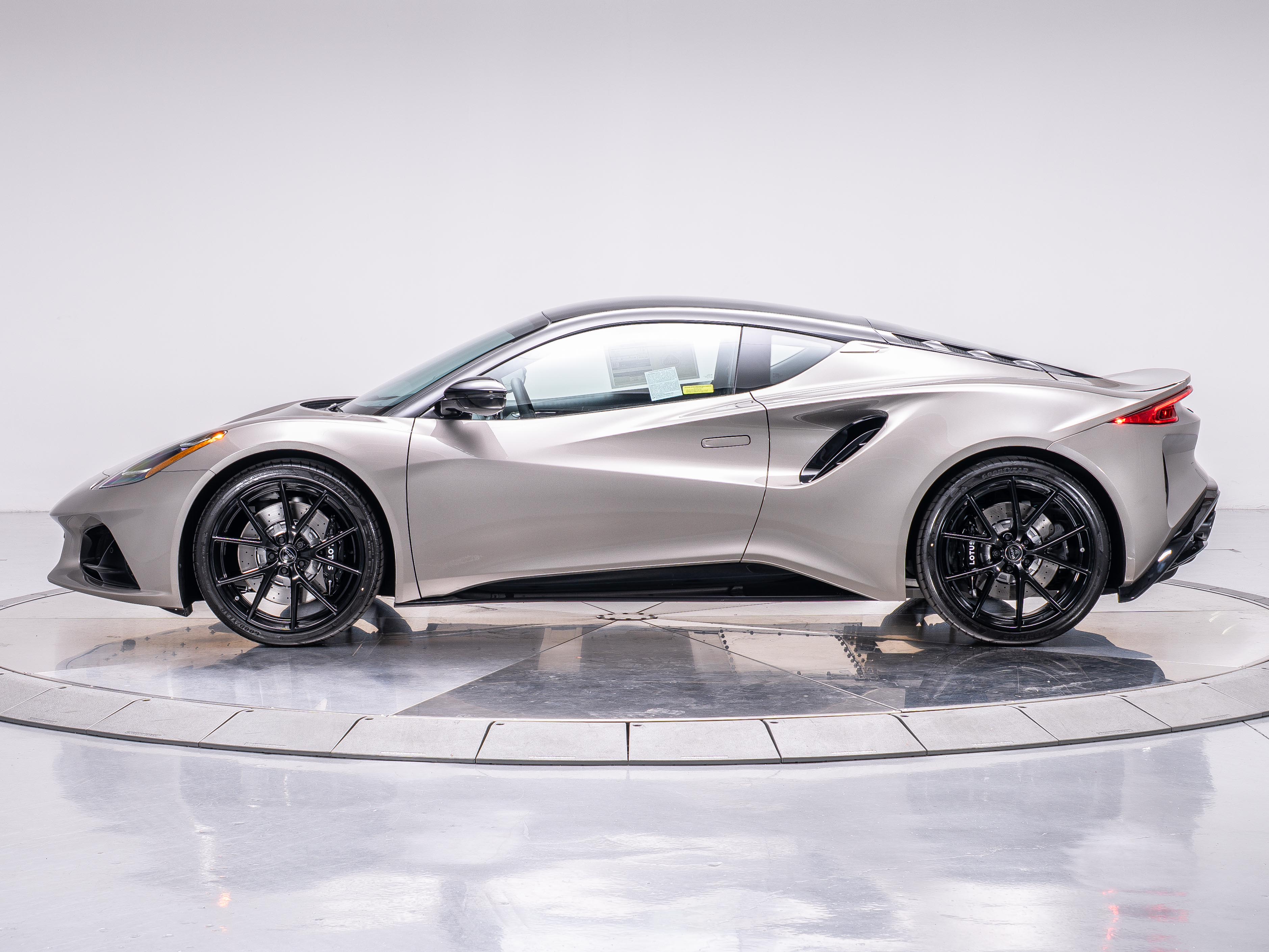 2025 Lotus Emira Base photo 2