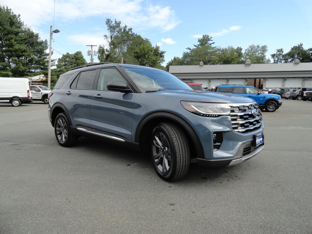 2025 Ford Explorer photo 3