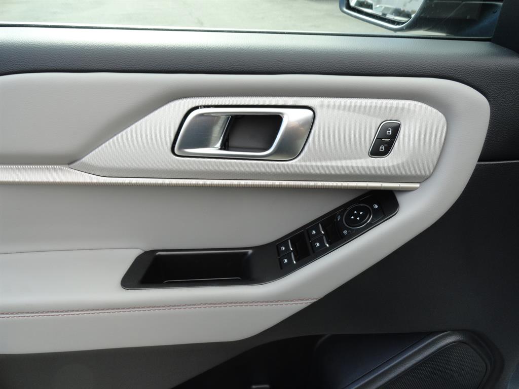 2025 Ford Explorer photo 10