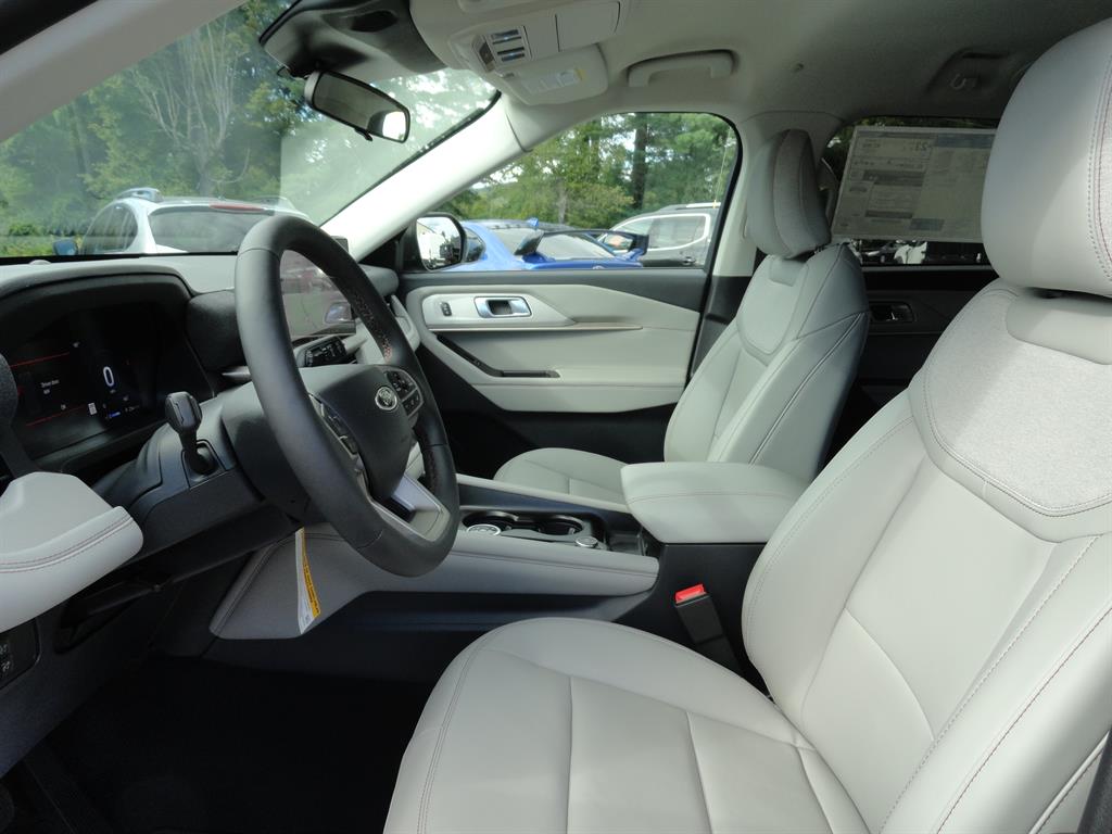 2025 Ford Explorer photo 12