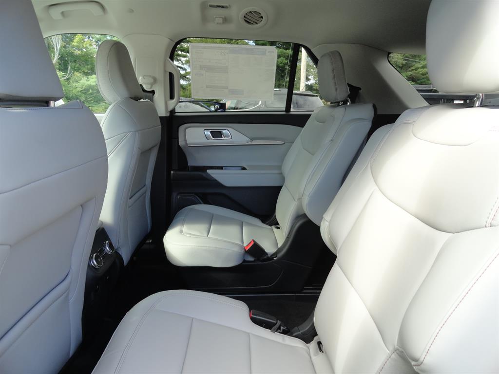2025 Ford Explorer photo 17