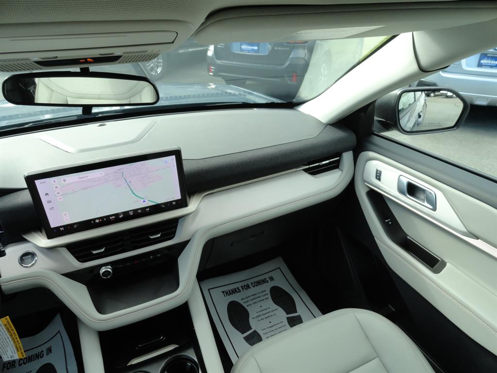 2025 Ford Explorer photo 18