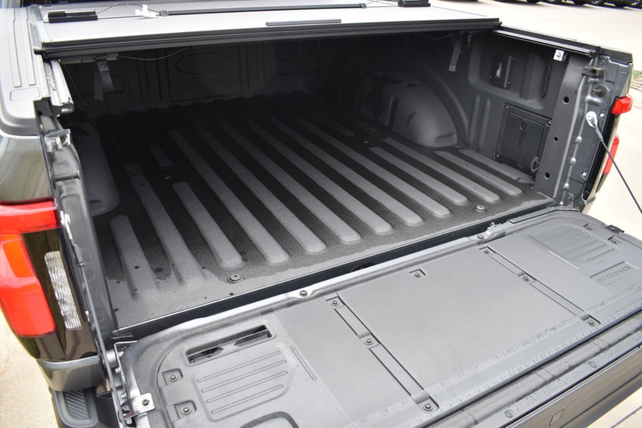 2024 Ford F-150 Lightning XLT - Photo 11