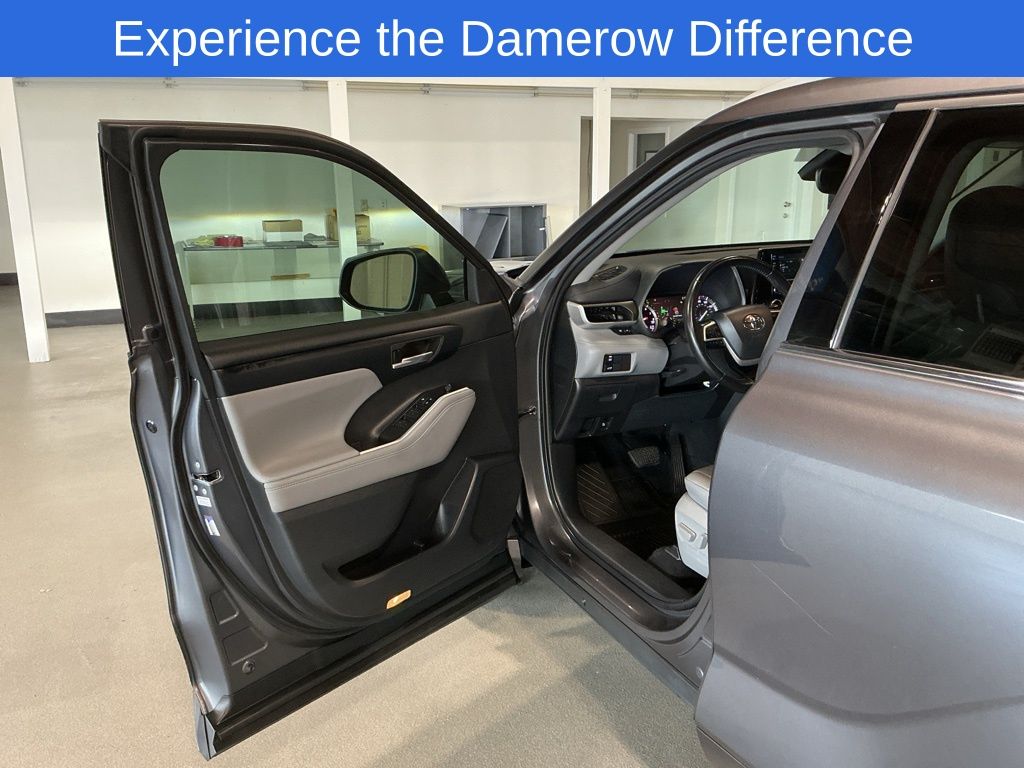 2022 Toyota Highlander XLE photo 5