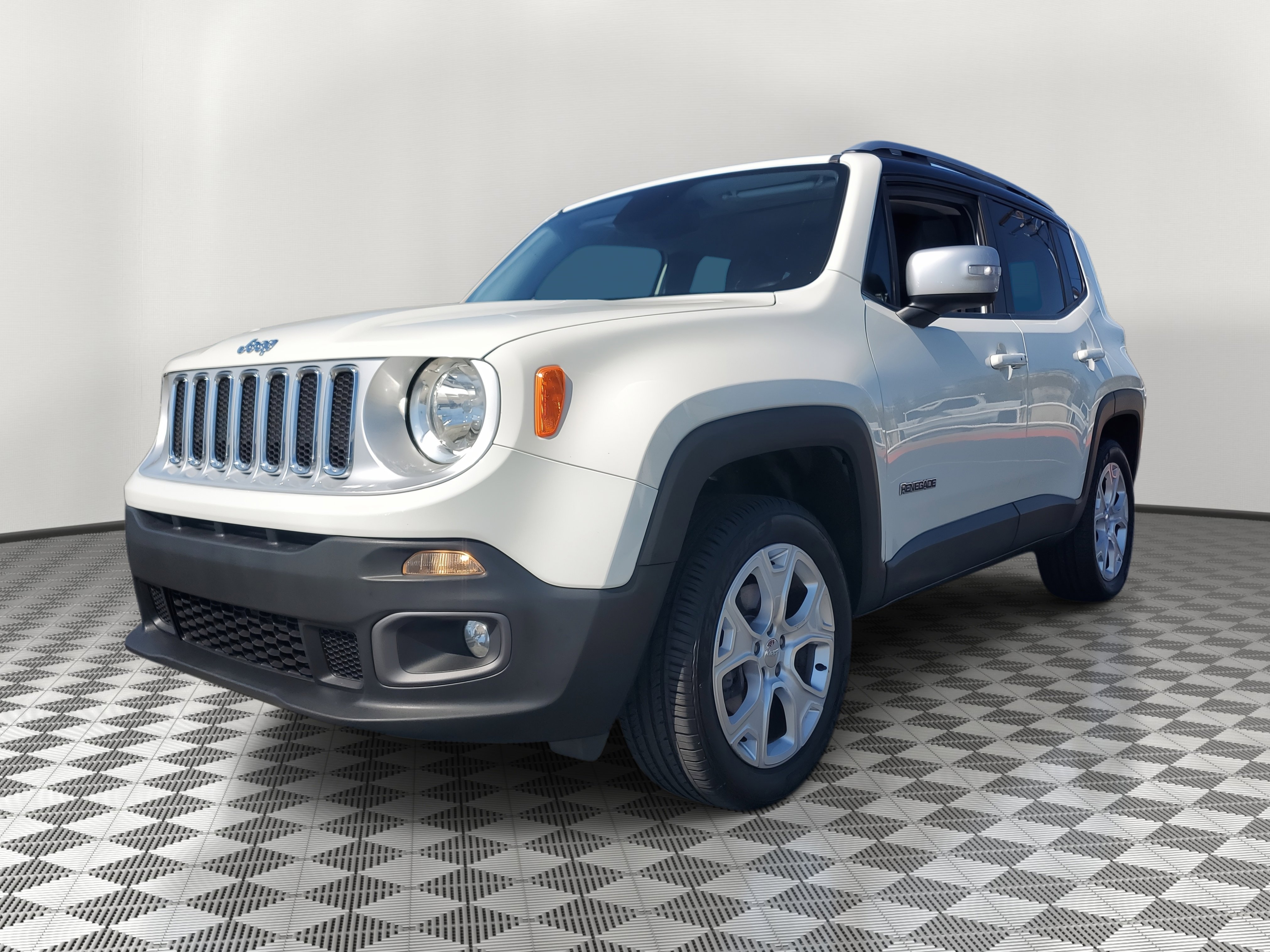 2016 Jeep Renegade Limited photo 2
