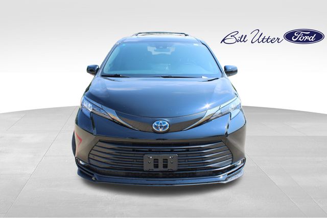 2024 Toyota Sienna Woodland Edition photo 2