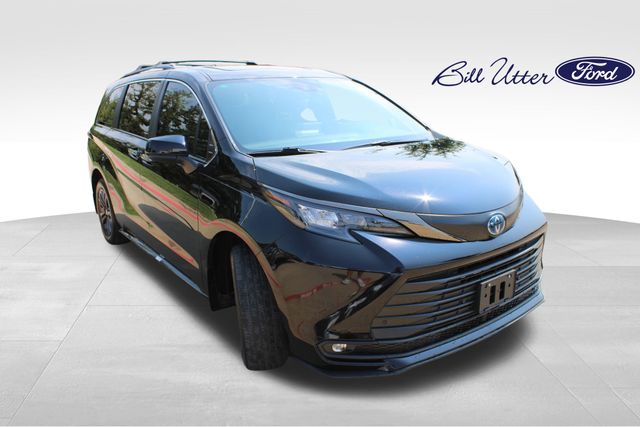 2024 Toyota Sienna Woodland Edition photo 3