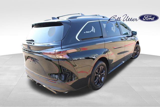 2024 Toyota Sienna Woodland Edition photo 5