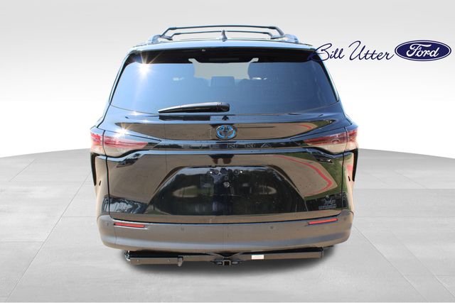 2024 Toyota Sienna Woodland Edition photo 6