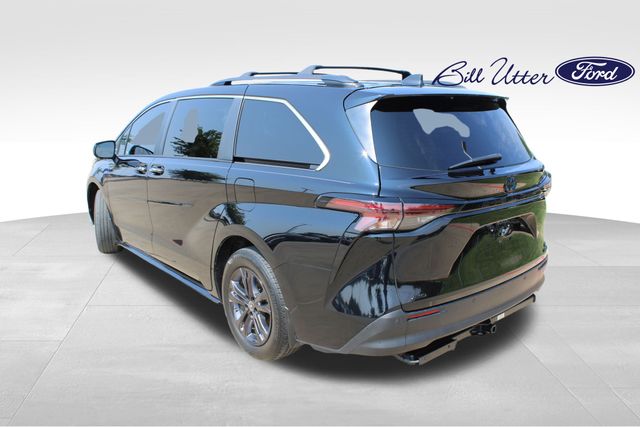 2024 Toyota Sienna Woodland Edition photo 7