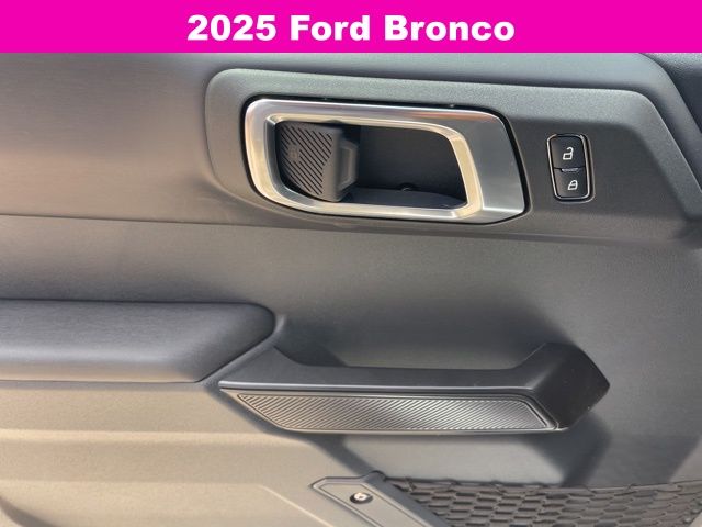 2025 Ford Bronco Outer Banks photo 13
