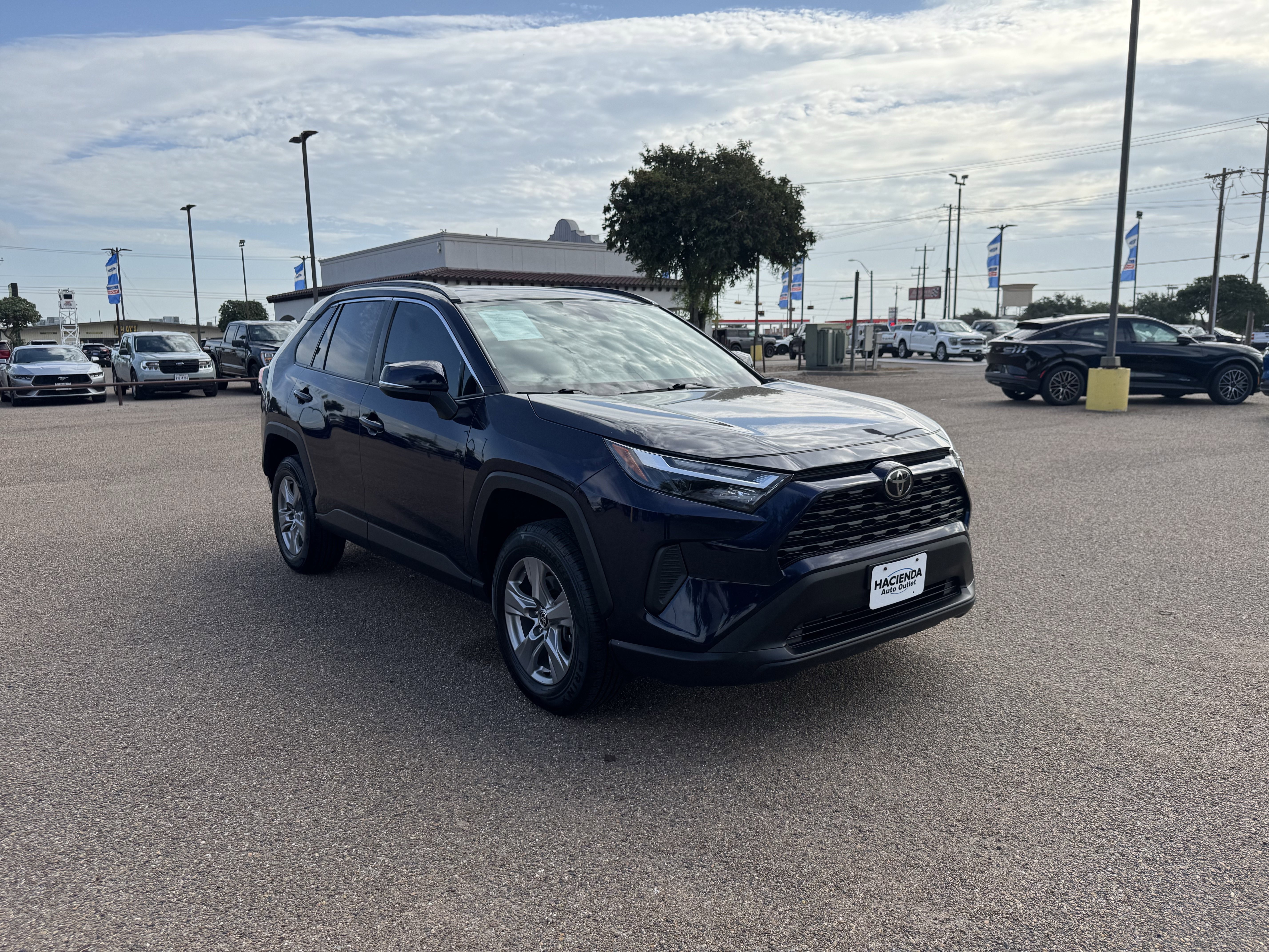 2022 Toyota RAV4 XLE photo 2