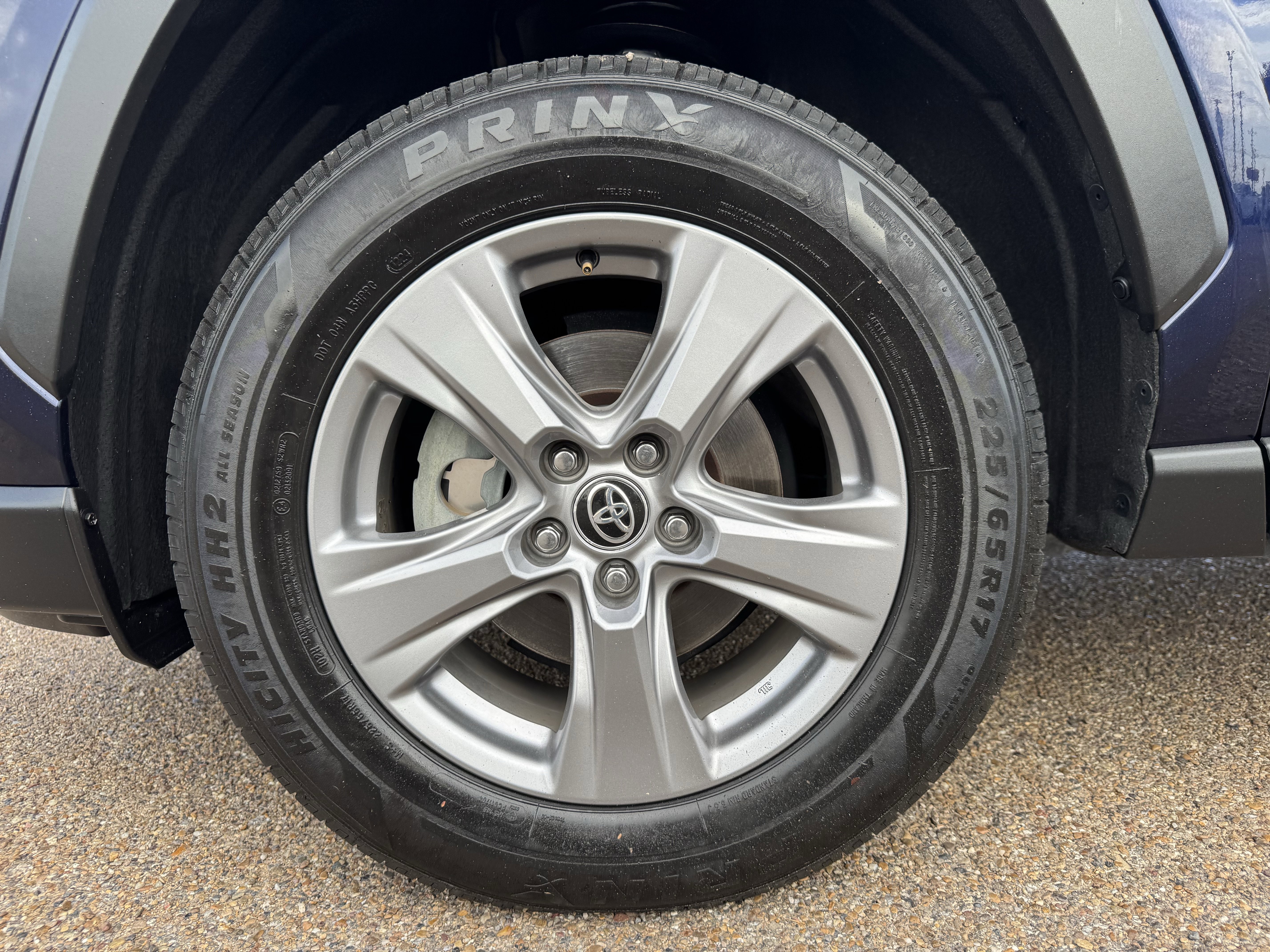 2022 Toyota RAV4 XLE photo 4