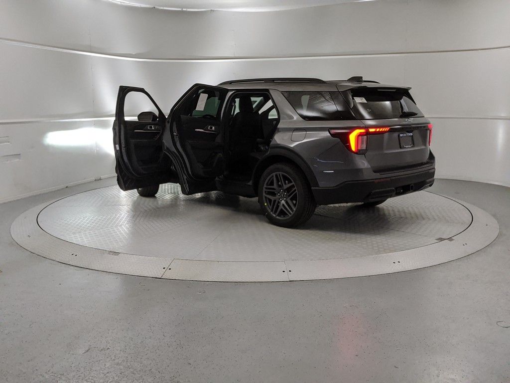 2025 Ford Explorer ST-Line photo 2