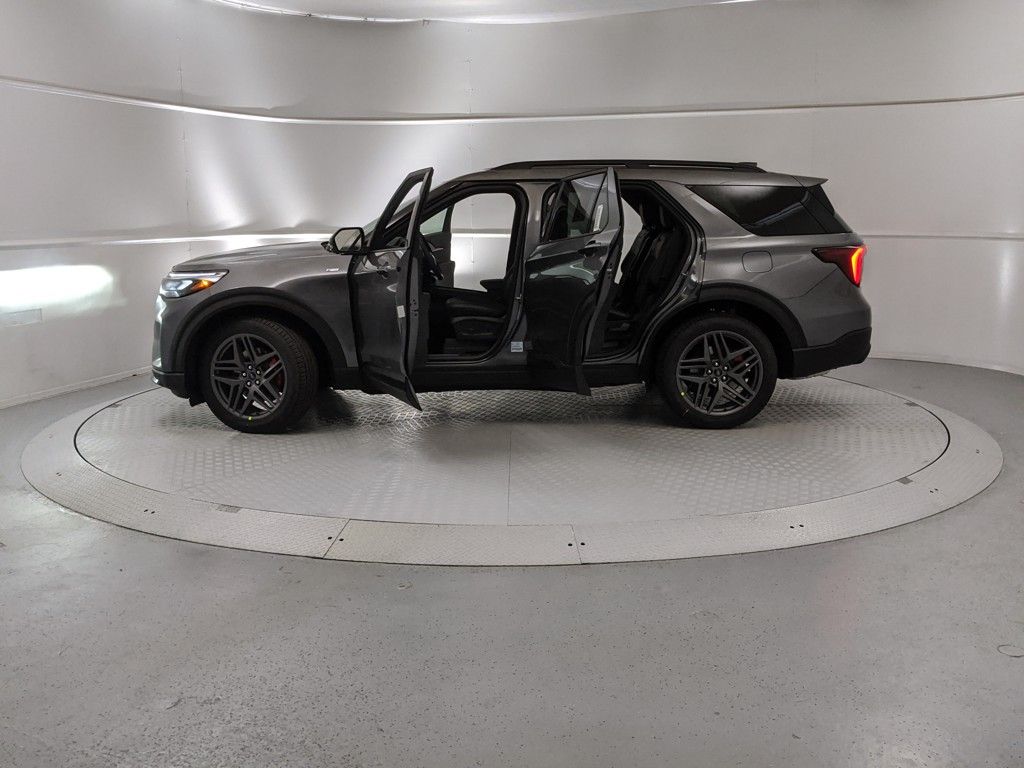 2025 Ford Explorer ST-Line photo 3