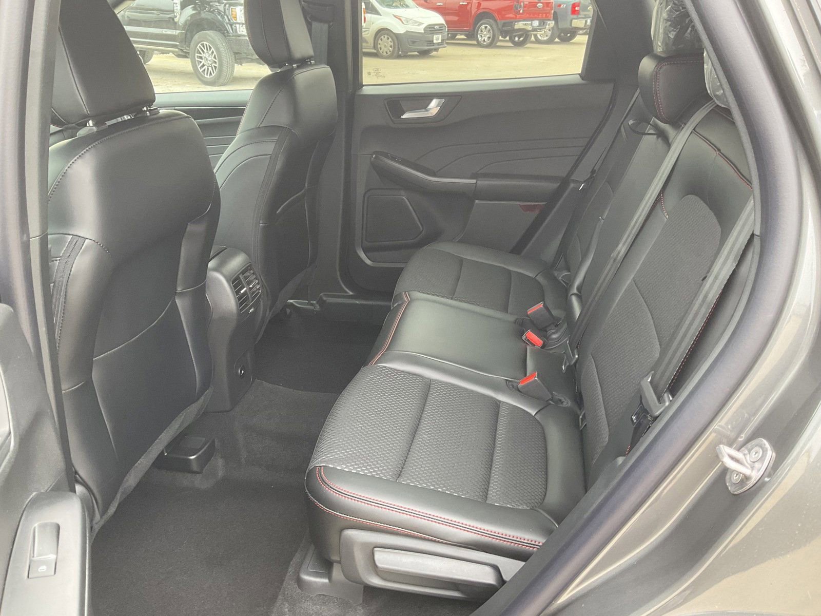 2025 Ford Escape ST-Line photo 2