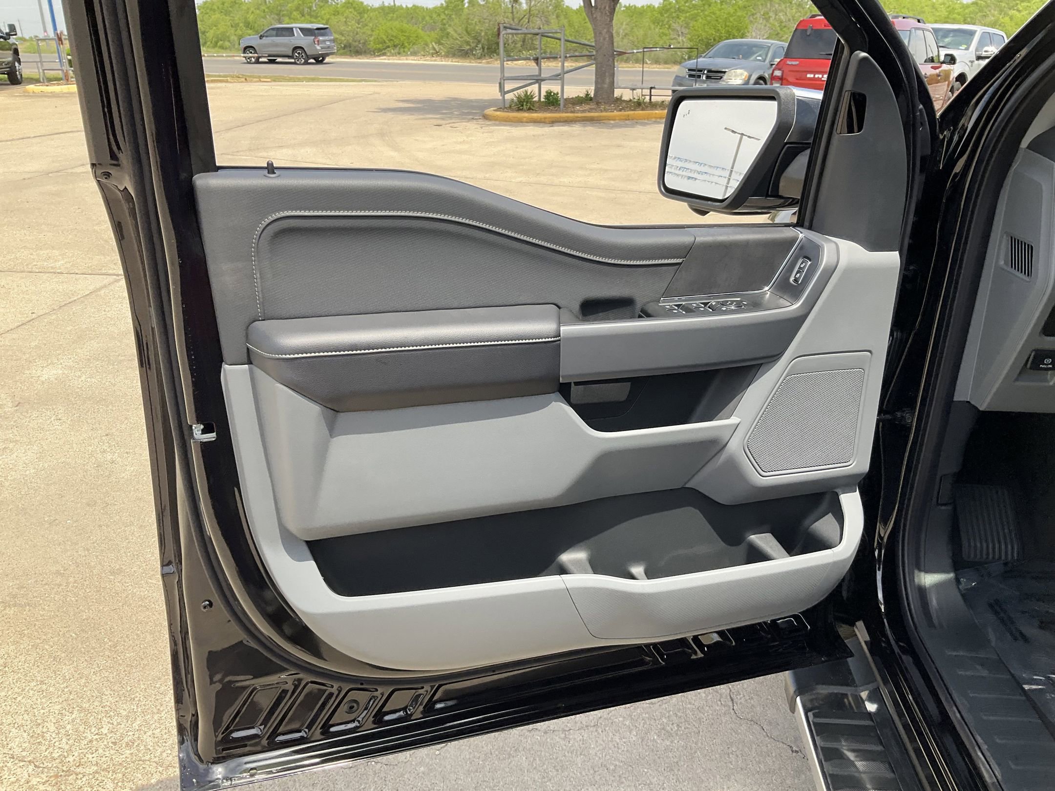 2025 Ford F-150 XLT photo 4