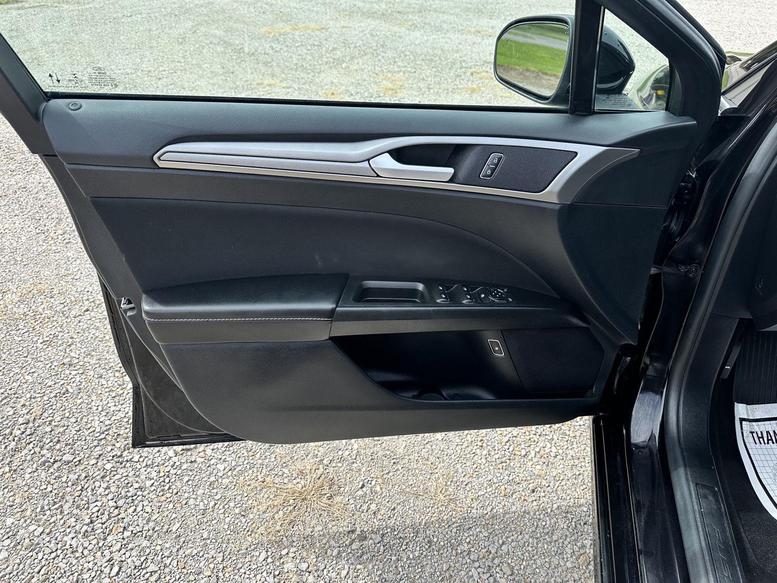 2020 Ford Fusion Hybrid SE photo 10